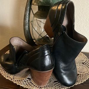 Dansko size 10 black leather shoes. Worn a couple of times. Smell new!